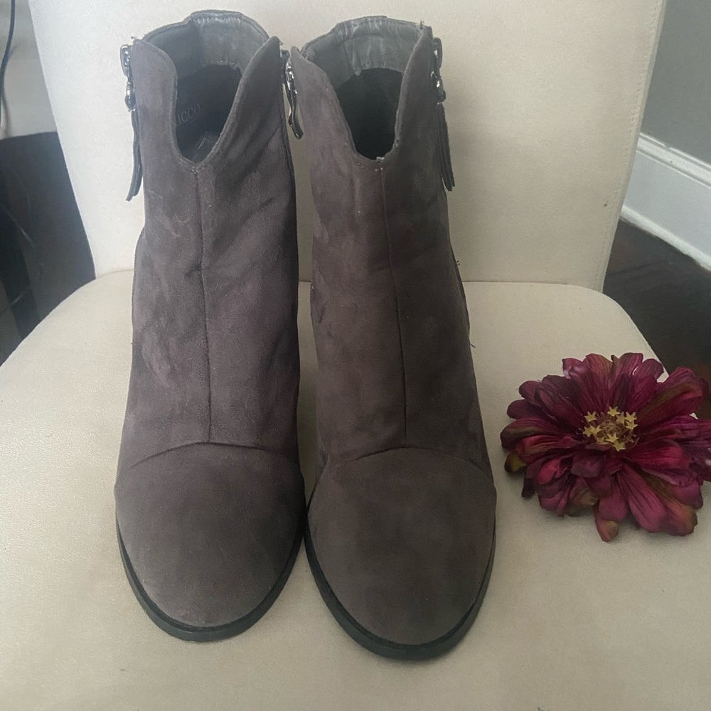 Bucco suede gray ankle boots